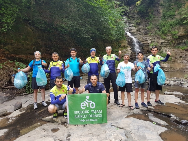 Bisikletçiler doğa için pedal çevirdi, çevre temizliği yaptı