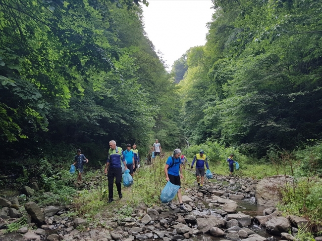 Bisikletçiler doğa için pedal çevirdi, çevre temizliği yaptı