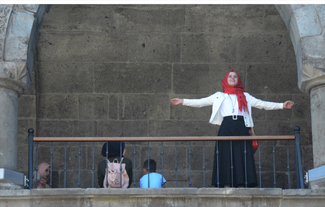 Çifte Minareli Medrese'de ziyaretçi yoğunluğu