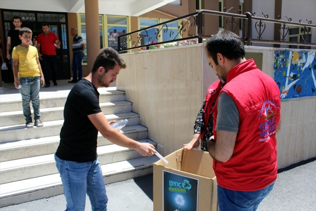 Sınav kalemlerini ihtiyaç sahibi çocuklar için topladılar