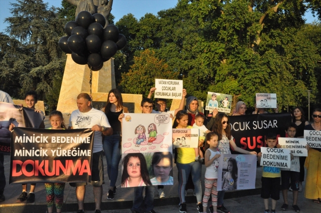 Zonguldak'ta Eylül ve Leyla için gökyüzüne siyah balon bırakıldı