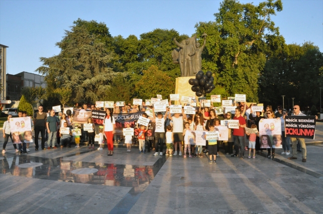 Zonguldak'ta Eylül ve Leyla için gökyüzüne siyah balon bırakıldı