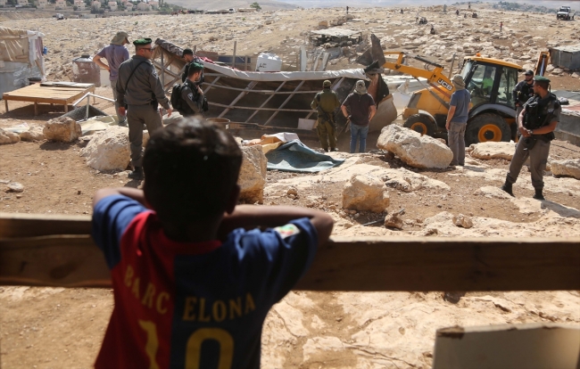 İsrail askerleri Filistinlilere ait 40 ev ve ağılı yıktı