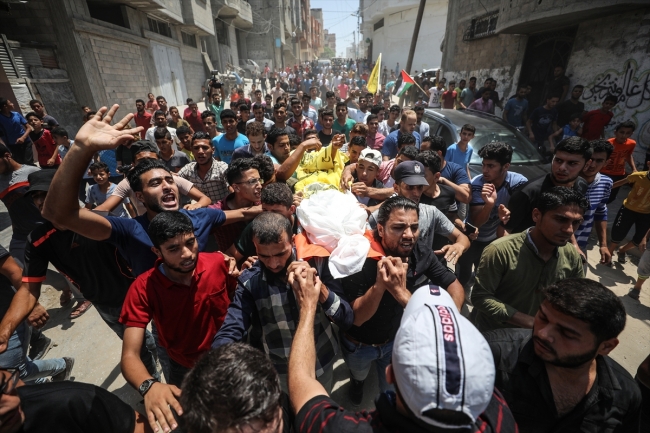 İsrail askerlerinin şehit ettiği Filistinli toprağa verildi