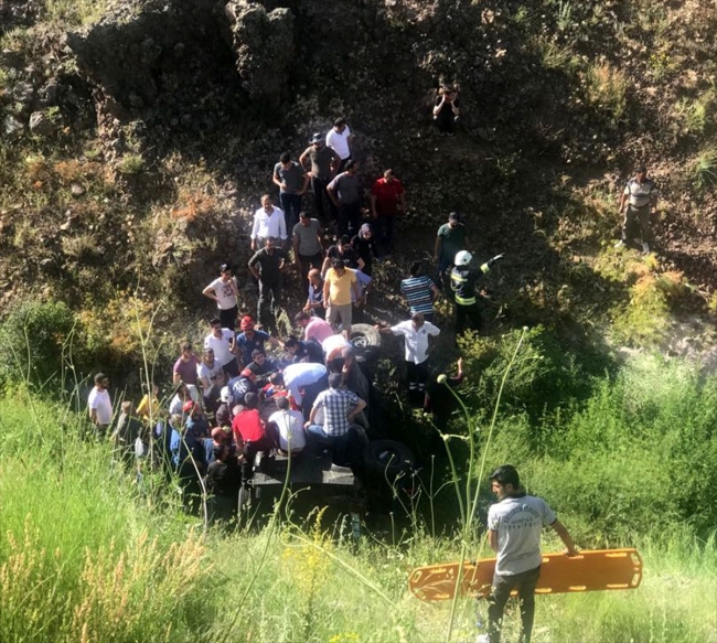 Erzurum'da askeri zırhlı araç şarampole devrildi: 2 yaralı