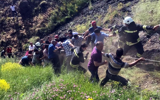 Erzurum'da askeri zırhlı araç şarampole devrildi: 2 yaralı