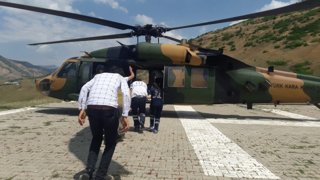 Üzerine sıcak su dökülen bebek askeri helikopterle kurtarıldı
