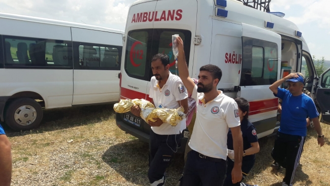 Üzerine sıcak su dökülen bebek askeri helikopterle kurtarıldı