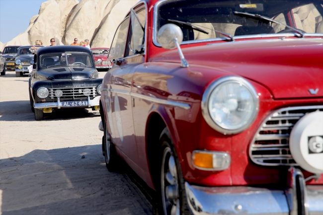 Klasik otomobil tutkunları Kapadokya'da mola verdi