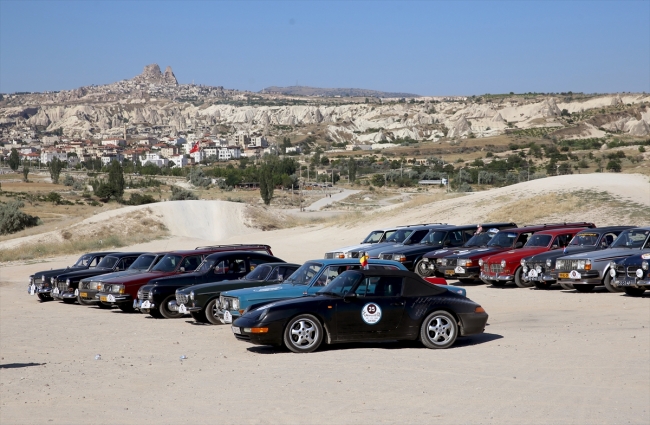 Klasik otomobil tutkunları Kapadokya'da mola verdi
