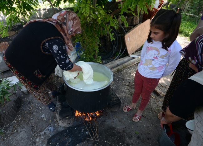Kars'ta köylü kadınlar "çeçil peyniri" üretimine başladı