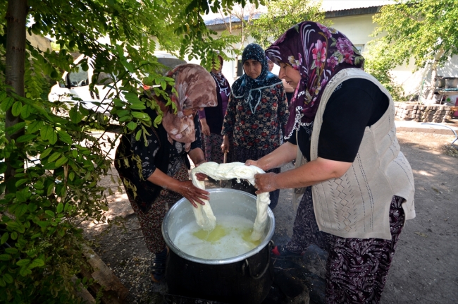 Kars'ta köylü kadınlar "çeçil peyniri" üretimine başladı