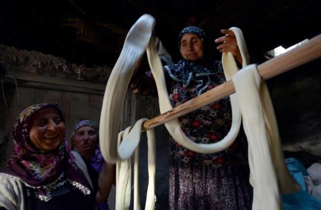 Kars'ta köylü kadınlar "çeçil peyniri" üretimine başladı