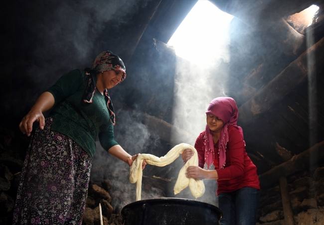 Kars'ta köylü kadınlar "çeçil peyniri" üretimine başladı