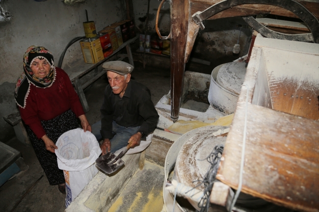 200 yıllık değirmenin çarkını 70 yıldır birlikte döndürüyorlar