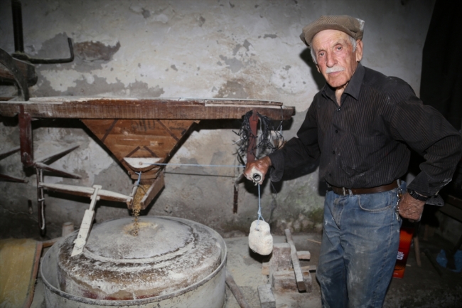 200 yıllık değirmenin çarkını 70 yıldır birlikte döndürüyorlar