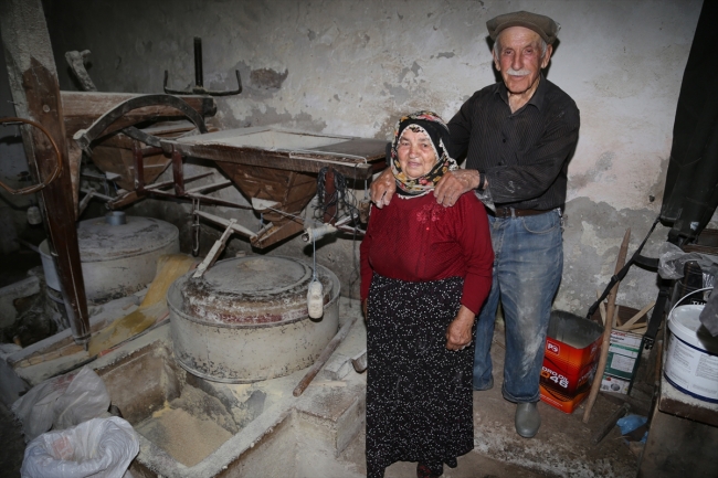 200 yıllık değirmenin çarkını 70 yıldır birlikte döndürüyorlar