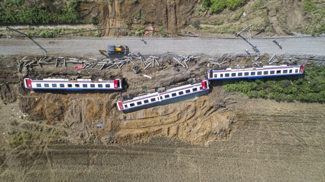 Tekirdağ'da tren kazasında hayatını kaybedenler toprağa veriliyor
