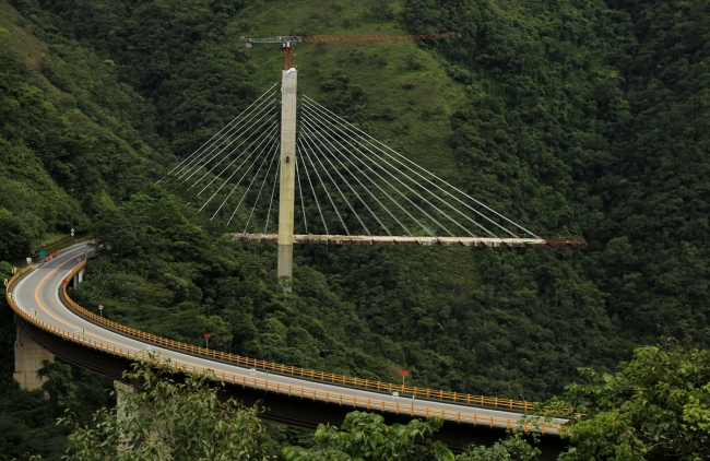 Kolombiya'da 9 işçinin öldüğü köprü inşaatı patlayıcılarla yıkıldı