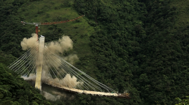 Kolombiya'da 9 işçinin öldüğü köprü inşaatı patlayıcılarla yıkıldı