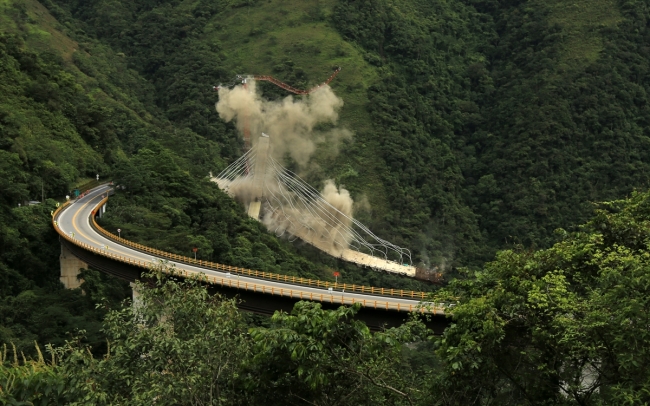 Kolombiya'da 9 işçinin öldüğü köprü inşaatı patlayıcılarla yıkıldı