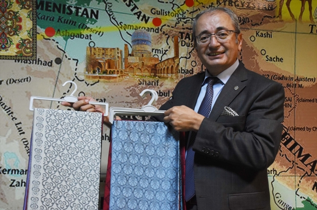 Kara tezgahlarda üretilen ipek fularlar İngiltere'de