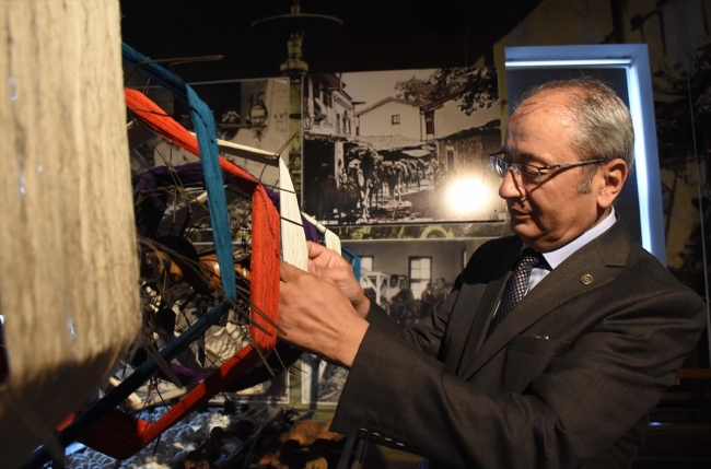 Kara tezgahlarda üretilen ipek fularlar İngiltere'de