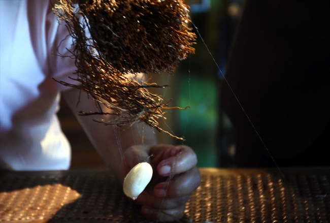 Kara tezgahlarda üretilen ipek fularlar İngiltere'de