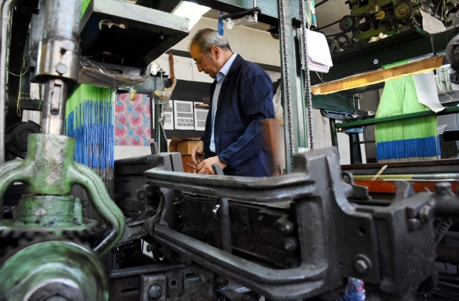 Kara tezgahlarda üretilen ipek fularlar İngiltere'de