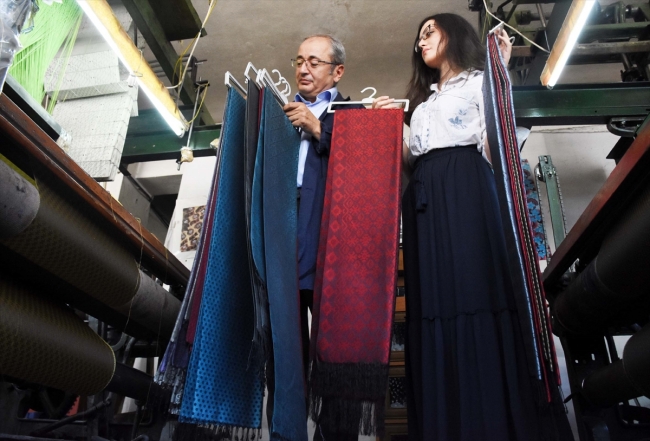 Kara tezgahlarda üretilen ipek fularlar İngiltere'de