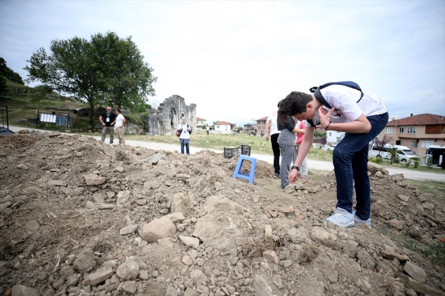 Öğrencilerden Batı Karadeniz'in antik kentinde kazı çalışması
