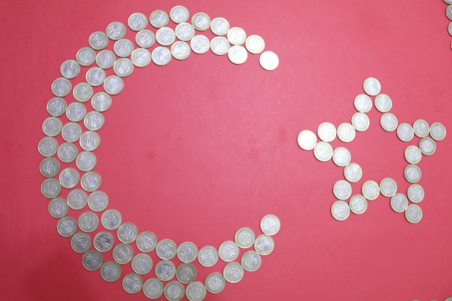 Öğrenciden 15 Temmuz şehitleri anısına 1 liralardan Türk bayrağı