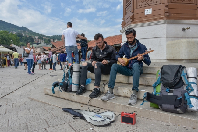 Ellerinde bağlamayla Avrupa'da Türk kültürünü anlatıyorlar
