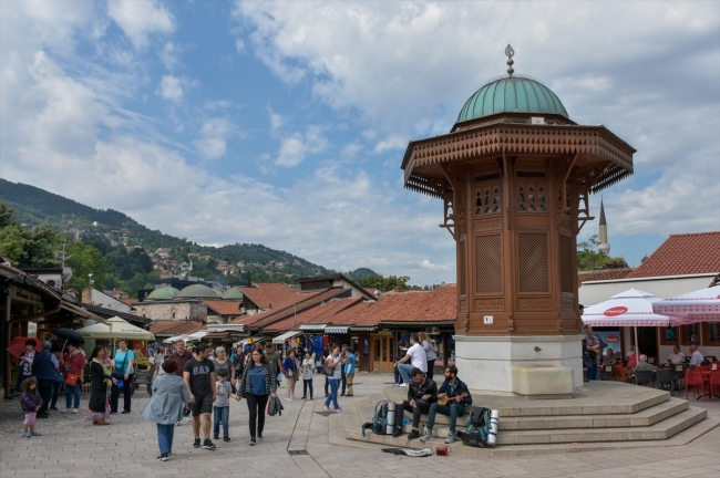 Ellerinde bağlamayla Avrupa'da Türk kültürünü anlatıyorlar