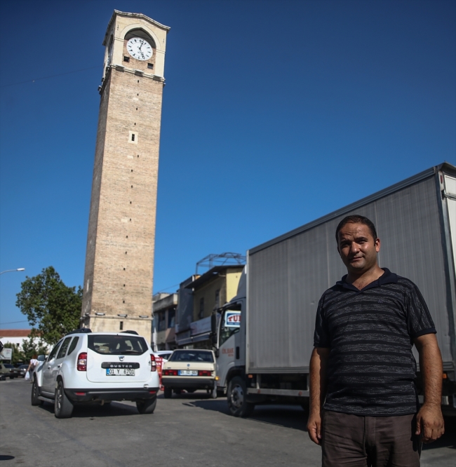 Mustafa Demirbağ 136 yıllık saati her hafta kuruyor