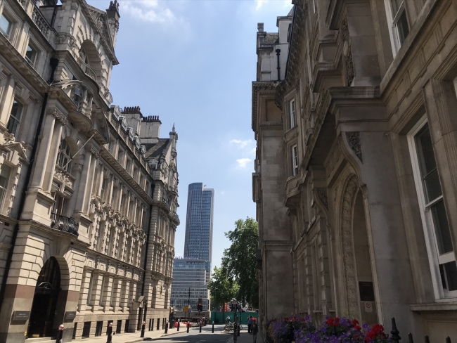 FETÖ'cü Akın İpek'e Londra'da kısmi ev hapsi