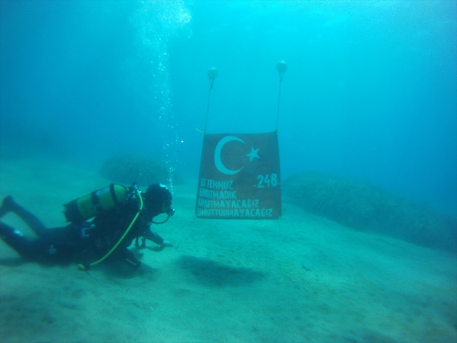 Engelli rekortmen 15 Temmuz şehitleri için daldı