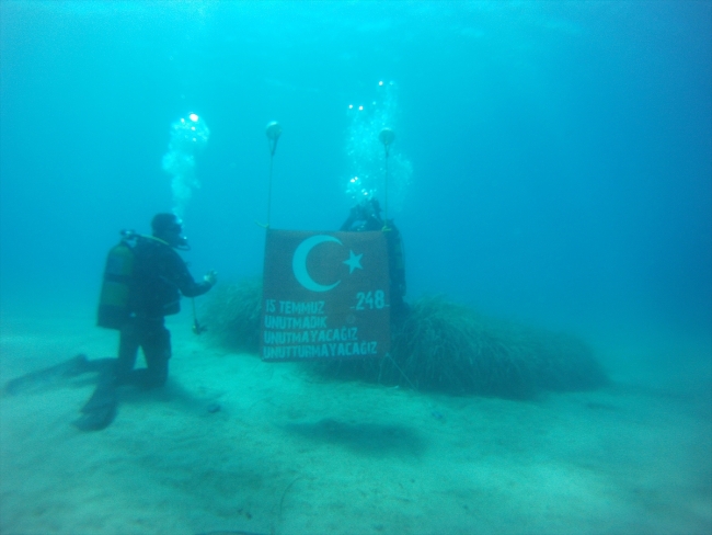 Engelli rekortmen 15 Temmuz şehitleri için daldı