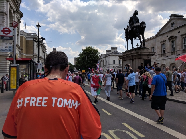 Londra'da aşırı sağcı Robinson'a destek gösterisi düzenlendi