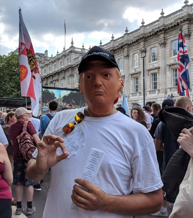 Londra'da aşırı sağcı Robinson'a destek gösterisi düzenlendi