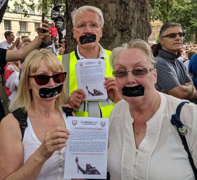 Londra'da aşırı sağcı Robinson'a destek gösterisi düzenlendi