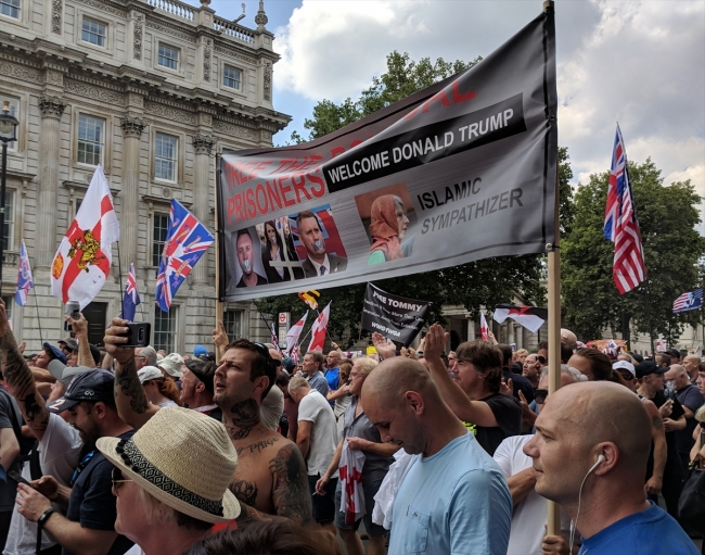 Londra'da aşırı sağcı Robinson'a destek gösterisi düzenlendi