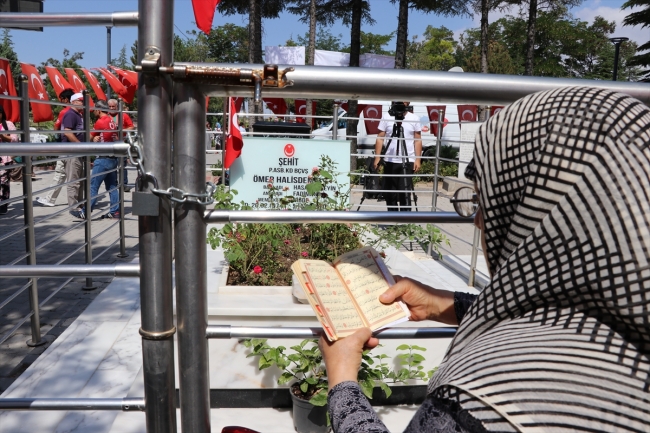 Şehit Ömer Halisdemir'in kabrine ziyaretçi akını