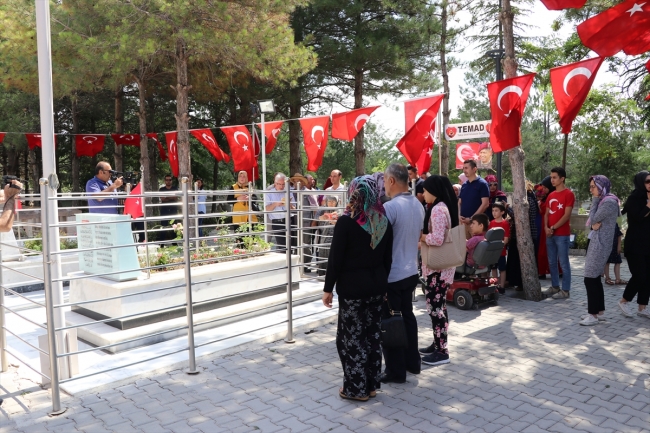Şehit Ömer Halisdemir'in kabrine ziyaretçi akını