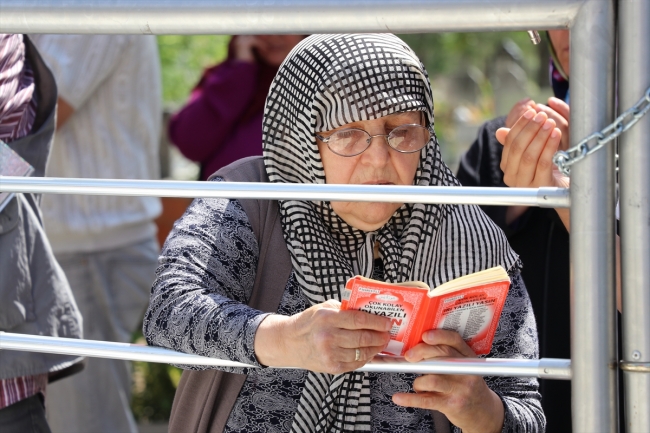 Şehit Ömer Halisdemir'in kabrine ziyaretçi akını