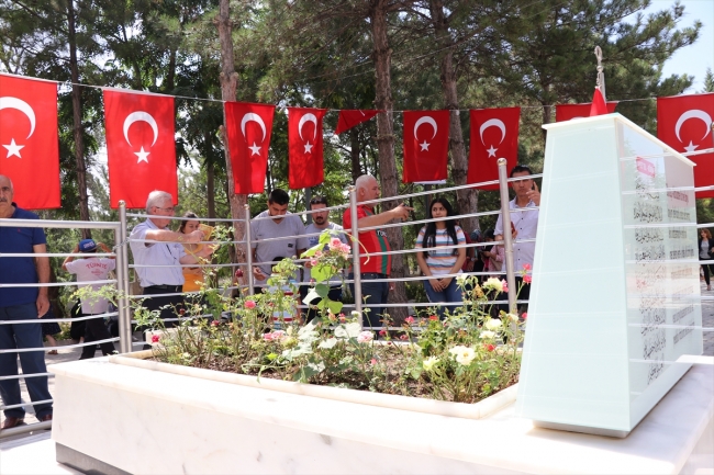 Şehit Ömer Halisdemir'in kabrine ziyaretçi akını