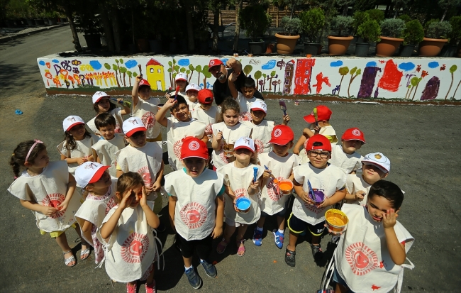 Minik eller Meclis'in duvarlarını renklendirdi