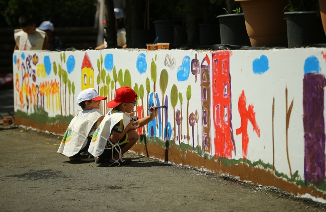 Minik eller Meclis'in duvarlarını renklendirdi