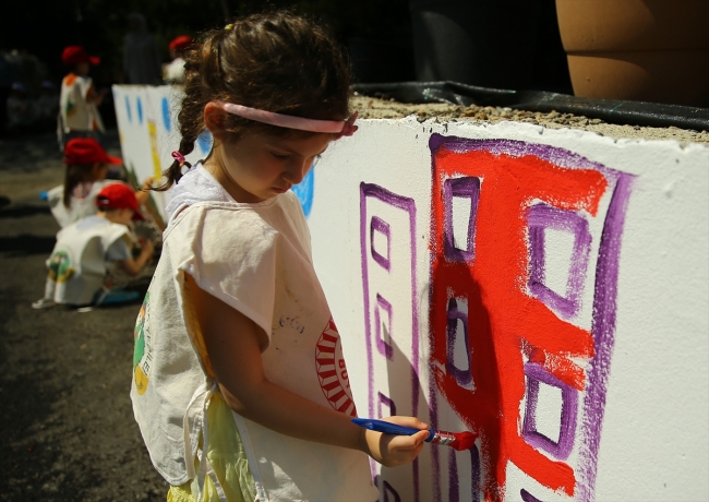 Minik eller Meclis'in duvarlarını renklendirdi