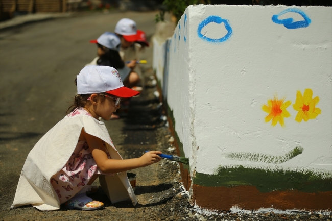 Minik eller Meclis'in duvarlarını renklendirdi